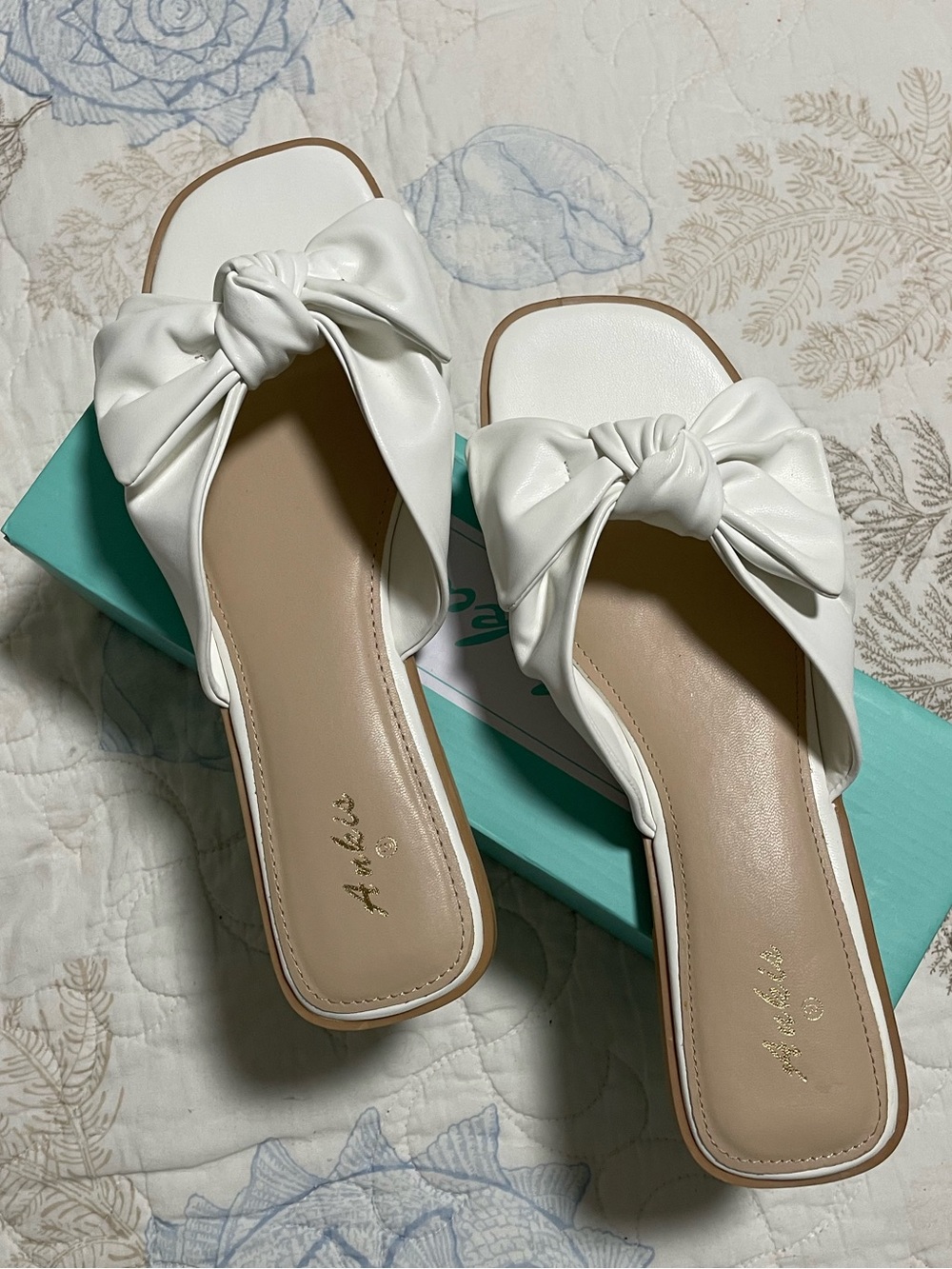 White Slides with Bow Women’s 9 - Picture 2 of 4